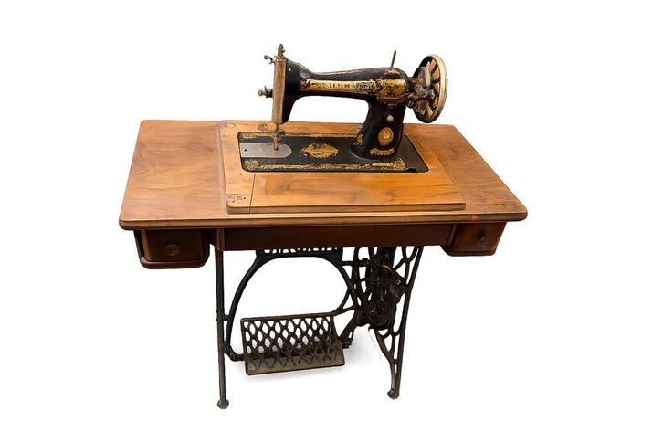 Machine à coudre Singer ancienne sur table à pédale vintage, Antiek en Kunst, Antiek | Naaimachines, Ophalen