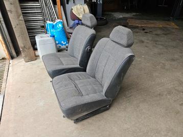 Oldtimerstoelen beschikbaar voor biedingen