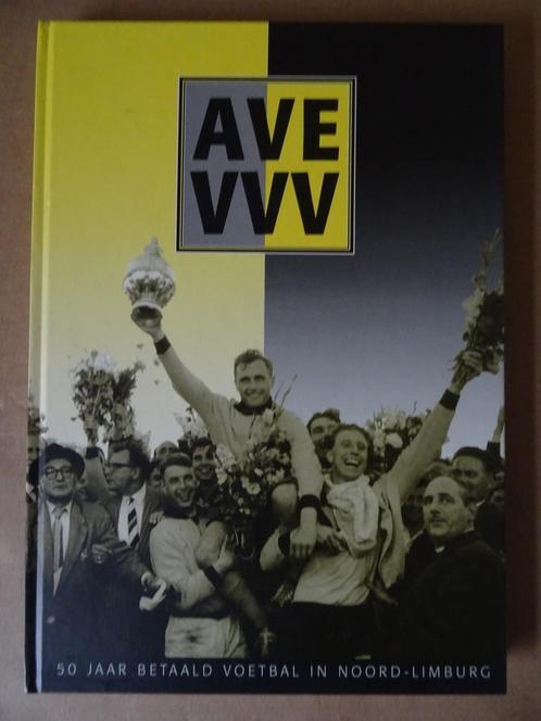 Maurice Ambaum Ave VVV 50 jaar betaald voetbal in Noord-Limb, Livres, Livres de sport, Comme neuf, Sport de ballon, Enlèvement ou Envoi