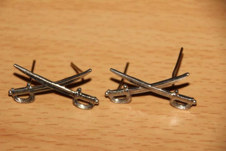 ABL-paar „Cavalry” -insignes (zilver), Verzamelen, Militaria | Algemeen, Landmacht, Embleem of Badge, Verzenden