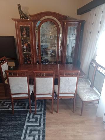 tafel met stoelen en een groot dressoir  beschikbaar voor biedingen