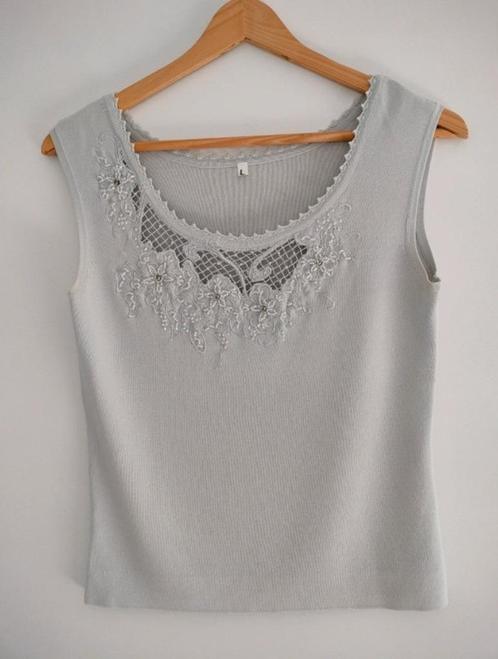 Licht grijs topje met pareltjes en steentjes. Gehaakt stukje, Kleding | Dames, Topjes, Zo goed als nieuw, Maat 38/40 (M), Grijs