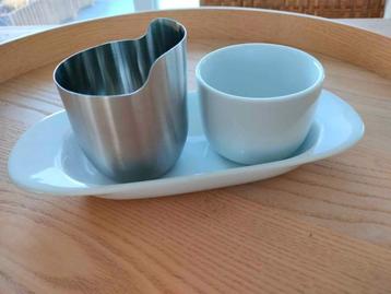 Modern Melk- en suikerpotje met schoteltje. Porselein en ino beschikbaar voor biedingen