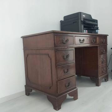 Bureau en bois beschikbaar voor biedingen