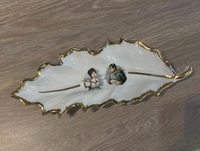 Dit is een 'Napoleon Leaf' schaal Porcelaine de Luxe France,, Antiek en Kunst, Antiek | Schalen, Ophalen of Verzenden