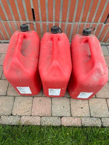 3 jerricanes 20 litres 