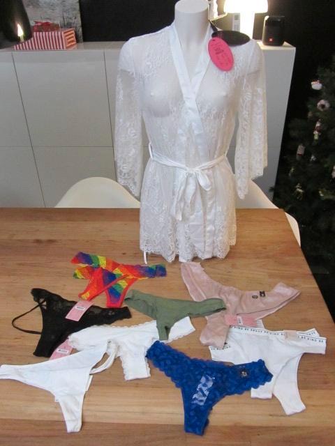 10 x nieuwe string SMALL + sexy kanten overhemdje, Vêtements | Femmes, Sous-vêtements & Lingerie, String, Enlèvement ou Envoi