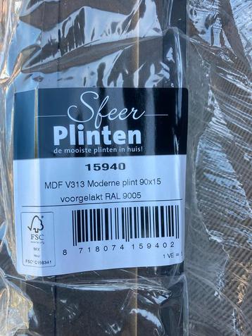 13 Voorgelakte plinten zwart Ral 9005  90x15 mm MDF V313 beschikbaar voor biedingen