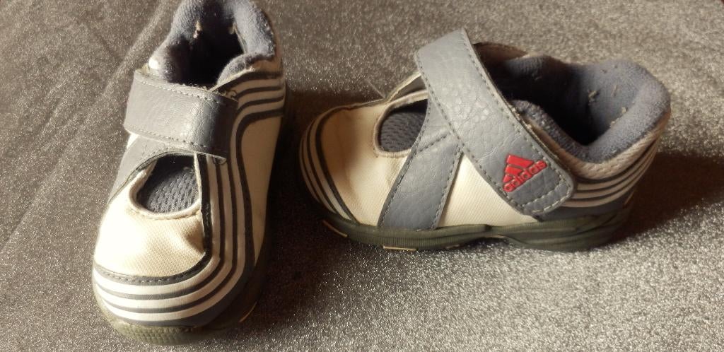 (53) -basket bébé p.20 blanc-gris - adidas -, Enfants & Bébés, Vêtements de bébé | Chaussures & Chaussettes, Comme neuf, Garçon ou Fille