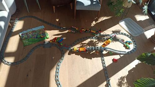 Uitgebreide treinrails met mooie treinen van DUPLO, Kinderen en Baby's, Speelgoed | Bouwstenen, Gebruikt, Ophalen of Verzenden