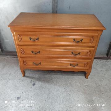 Kleine commode met laden beschikbaar voor biedingen