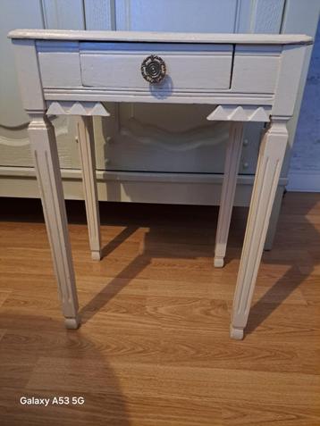 Une petite table basse avec tiroir.  beschikbaar voor biedingen