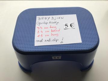 8 verschillende opstap krukjes en andere zitbankjes beschikbaar voor biedingen