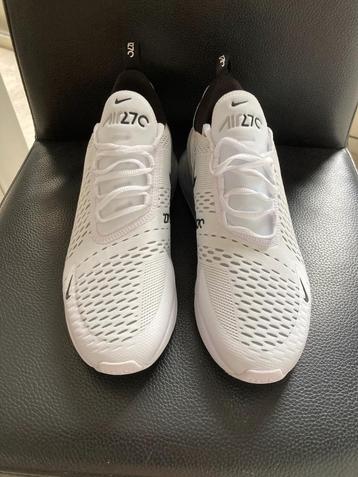 NIEUWE sneakers NIKE AIR MAX 270. Maat 44.  Perfecte staat beschikbaar voor biedingen