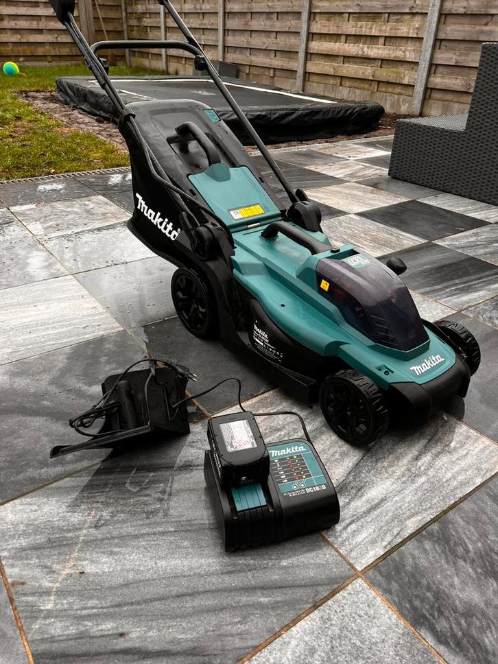 Makita 330 grasmachine met batterij, Jardin & Terrasse, Tondeuses à gazon, Comme neuf, Fonction de mulching, Enlèvement