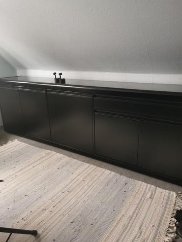 Dressoir, strakke tijdloze vormgeving zwart satin beschikbaar voor biedingen
