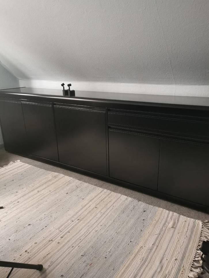 Dressoir, strakke tijdloze vormgeving zwart satin, Huis en Inrichting, Kasten | Dressoirs, Zo goed als nieuw, 200 cm of meer, 25 tot 50 cm