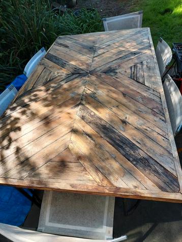 Houten tafel beschikbaar voor biedingen