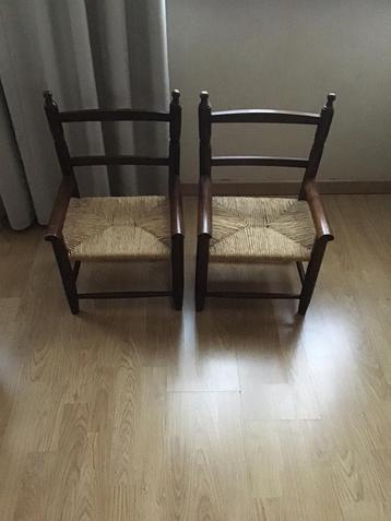 Houten kleuterstoeltjes  met rieten zitje beschikbaar voor biedingen