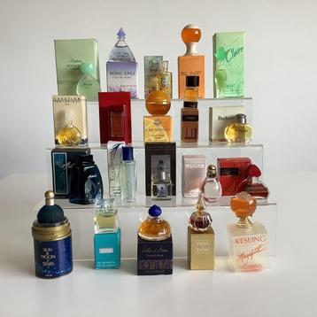 Volle miniatuurflesjes met doosje beschikbaar voor biedingen