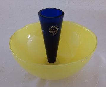 Vase en verre bicolore bleu et jaune, signé 