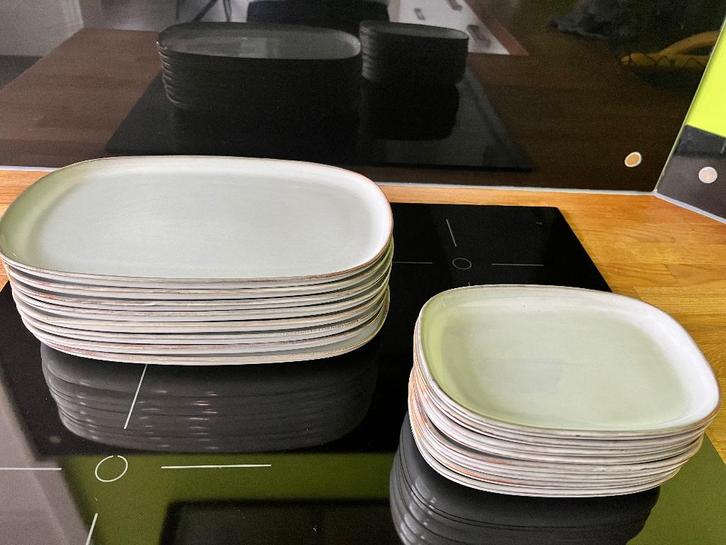 Gladelig IKEA servies borden, Huis en Inrichting, Keuken | Servies, Zo goed als nieuw, Bord(en), Aardewerk, Ophalen