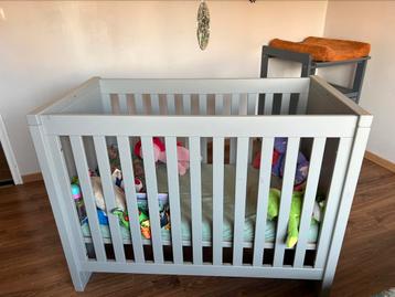 Grijs babybed - meegroeibed - 1persoonsbed voor kinderen, Enlèvement, Comme neuf