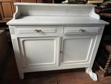 Mooie en stevige witte commode beschikbaar voor biedingen