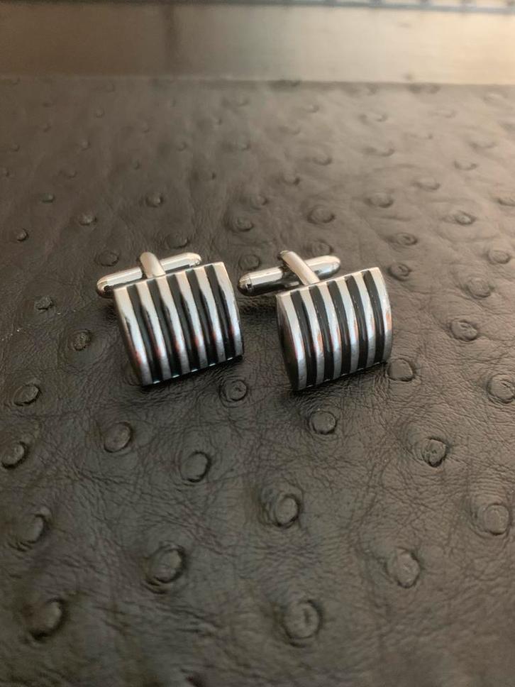 Paire de Boutons de manchettes lignes noires sur acier, Bijoux, Sacs & Beauté, Boutons de manchette, Comme neuf, Enlèvement ou Envoi