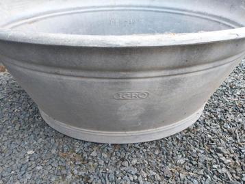 Antieke zinken kuip  beschikbaar voor biedingen
