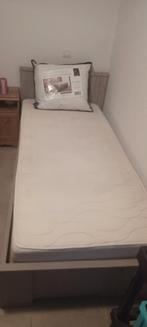 bed met verstelbare lattenbodem en matras en nachttafeltje., Ophalen, Gebruikt