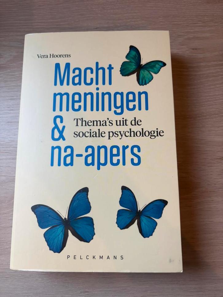 Vera Hoorens - Macht, meningen en na-apers, Boeken, Romans, Ophalen of Verzenden
