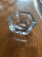 Cendrier en cristal, Enlèvement