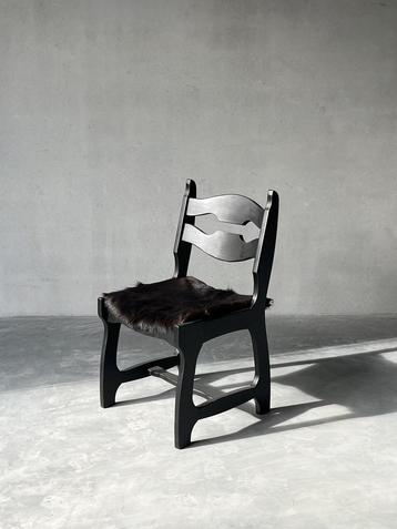 Vintage Brutalist stoel met geitenhuid beschikbaar voor biedingen