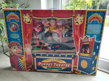 Poppenkast met poppen beschikbaar voor biedingen