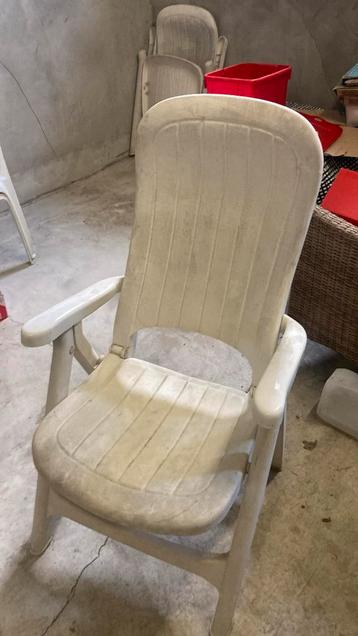 Zeer sterke tuintafel en stoelen  beschikbaar voor biedingen