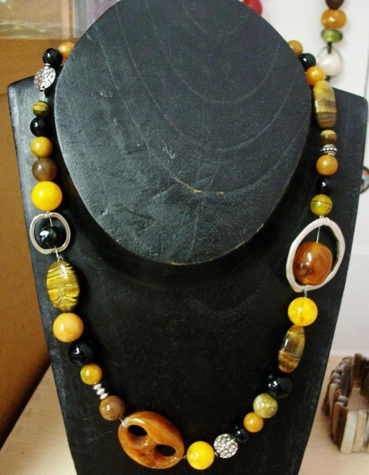 Te koop: Nieuw!! Bruine ketting met zilveren details, Handtassen en Accessoires, Kettingen, Nieuw, Zilver, Bruin, Verstelbaar