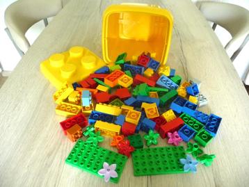DUPLO hoge doos vol met blokjes beschikbaar voor biedingen