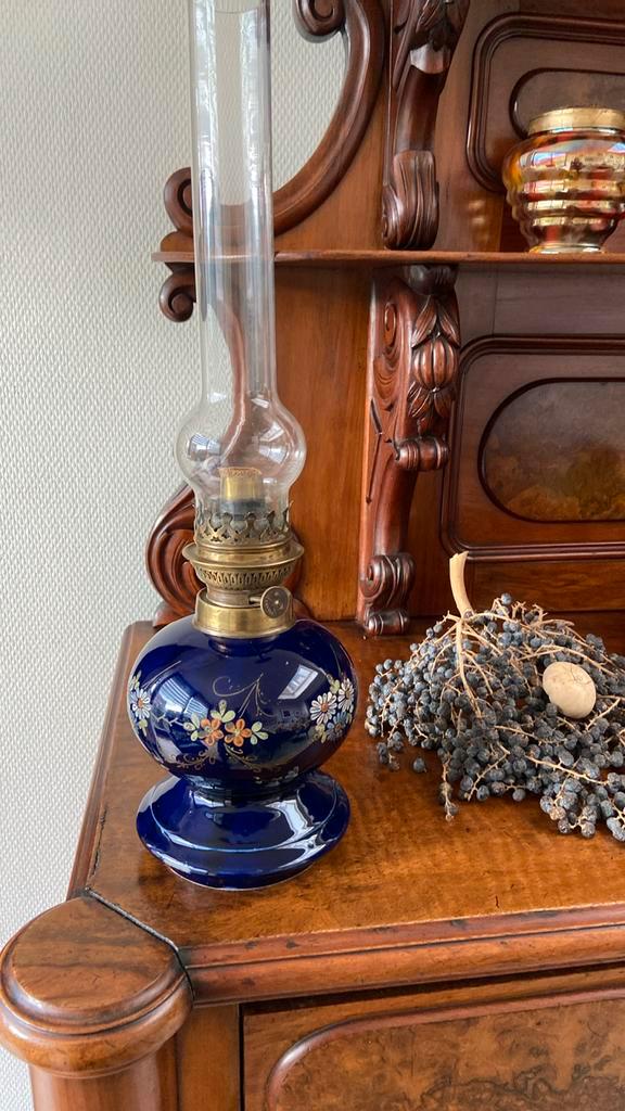 Antieke Franse porseleinen petroleumlamp, Antiek en Kunst, Antiek | Porselein, Ophalen of Verzenden