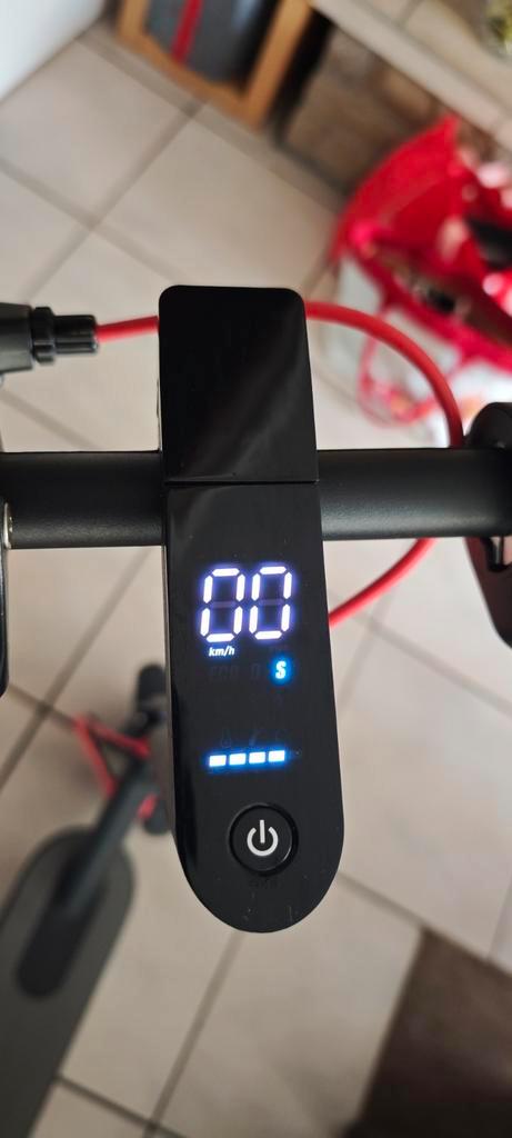 Mooie Step in nieuwstaat met grote wielen en schijfremmen, Fietsen en Brommers, Steps, Zo goed als nieuw, Elektrische step (E-scooter)