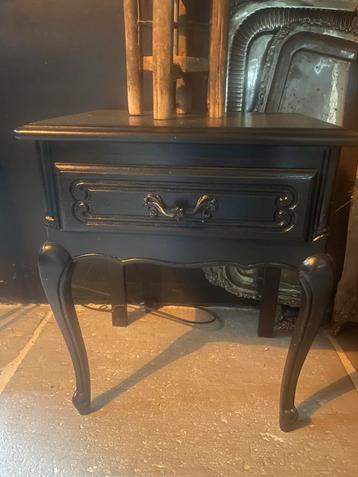 Nachttafel met lade beschikbaar voor biedingen