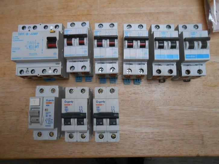 7 zekeringen + 2 differentieelschakelaars, Doe-het-zelf en Bouw, Elektriciteit en Kabels, Gebruikt, Ophalen of Verzenden