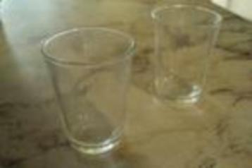 2 kleine glazen beschikbaar voor biedingen