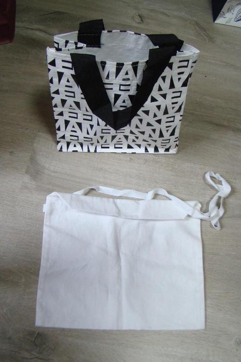 2x tas , wit schoudertas stof + zwart wit draagtas kunststof, Handtassen en Accessoires, Overige Accessoires, Zo goed als nieuw