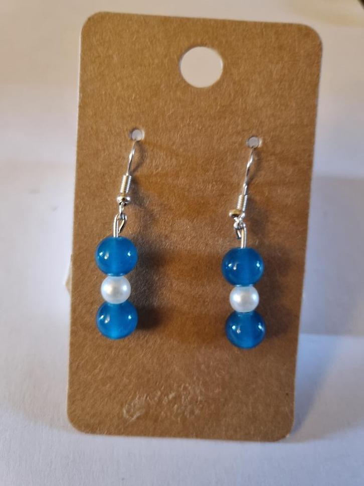 Handgemaakte azuurblauwe en witte pareloorbellen, Handtassen en Accessoires, Oorbellen, Nieuw, Hangers, Zilver, Blauw, Ophalen of Verzenden
