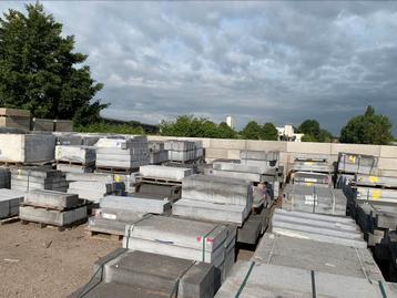 Belgisch Blauwsteen Arduin trap borduren zuiltjes  beschikbaar voor biedingen