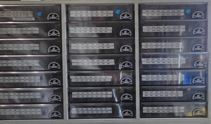 Meuble DMC blanc 21 tiroirs pour rangement de mercerie, Hobby & Loisirs créatifs, Hobby & Loisirs Autre, Utilisé, Enlèvement