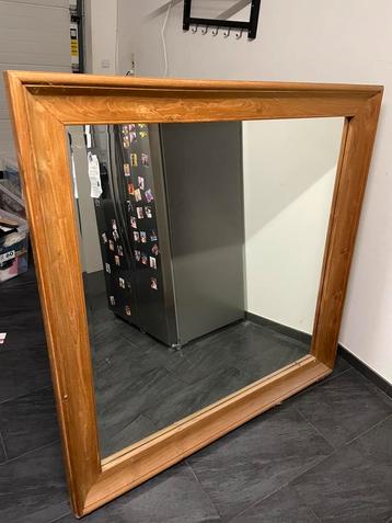 Grote spiegel met houten omkadering beschikbaar voor biedingen
