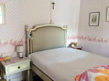 Gestoffeerd bed beschikbaar voor biedingen