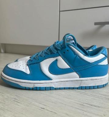 Low Dunks bleus et blancs taille 40, rarement utilisés. disponible aux enchères